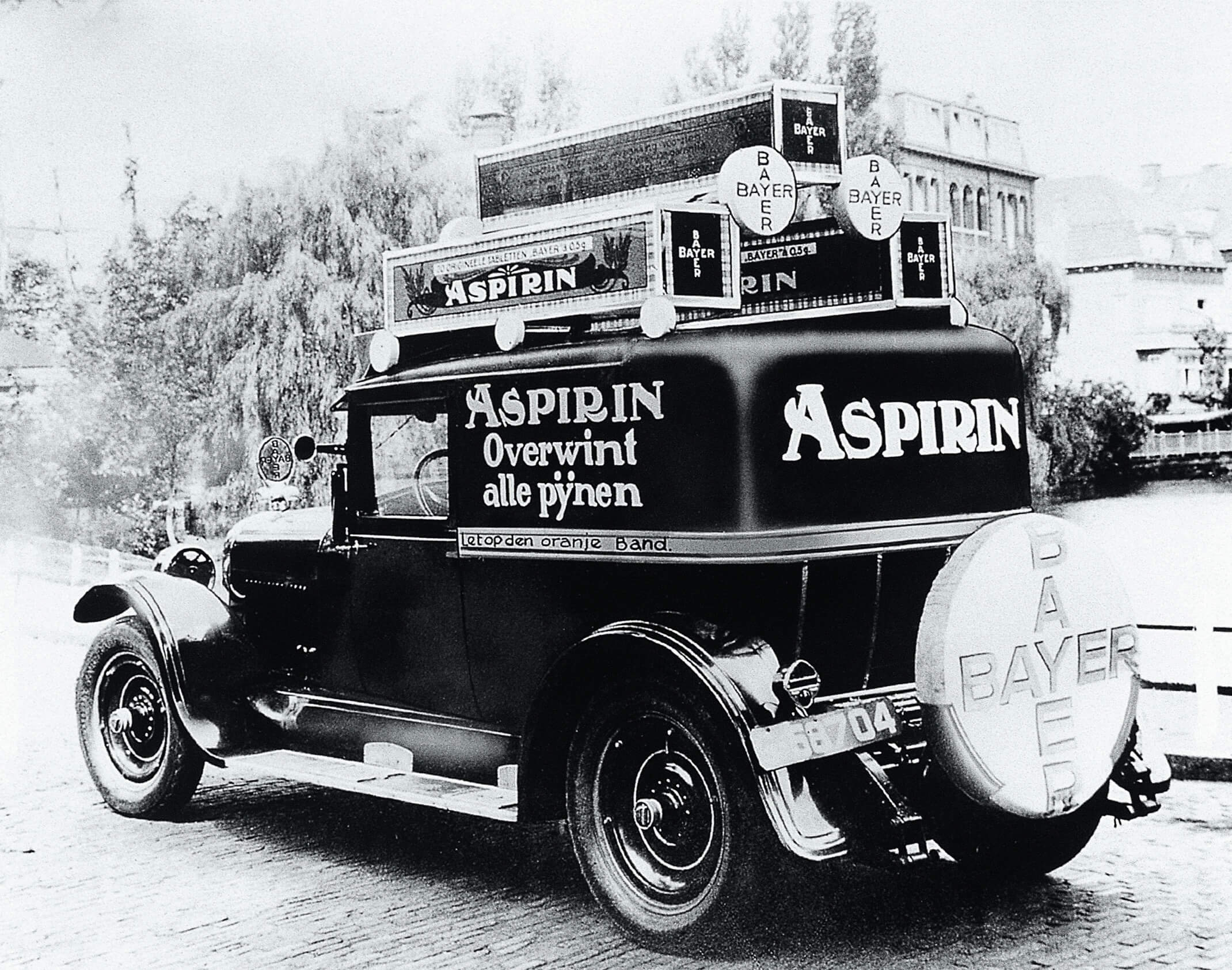 Aspirin-Werbung auf Auto anno 1929
